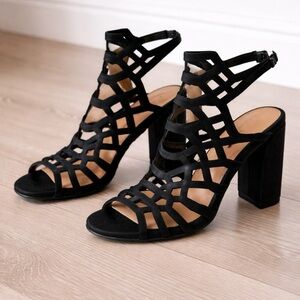 Black strappy Y2K heel